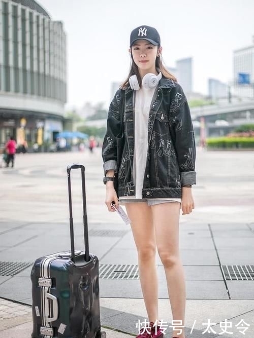 街头时尚个性穿搭,狗狗图案牛仔外套增添可爱,碎花连衣裙显气质