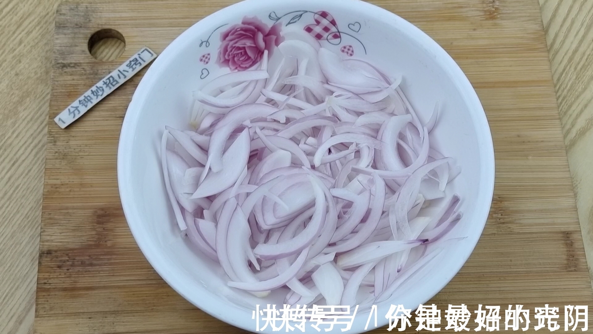 洋葱鸡蛋饼|洋葱别炒着吃了,淋入2个鸡蛋,我家一周吃5次,营养又解馋