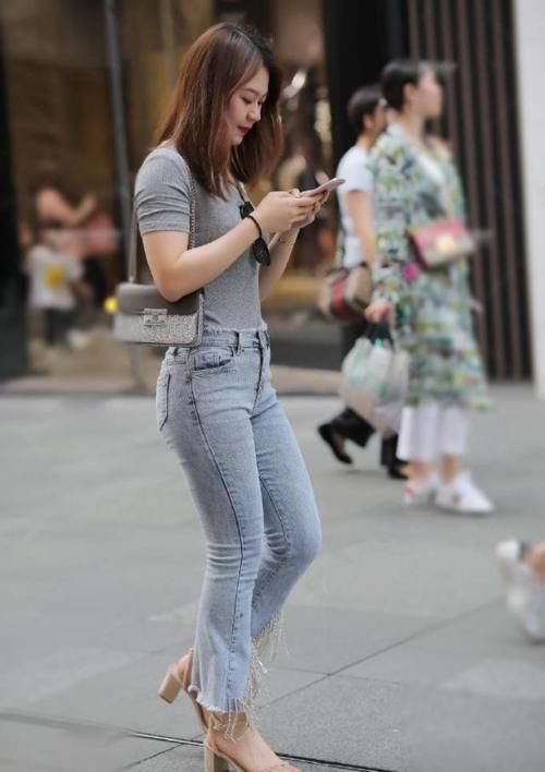 简约不代表低调，牛仔裤也能让你穿出个性时尚的美