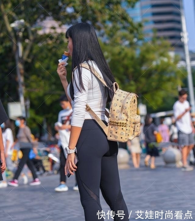 瑜伽裤 穿着一身瑜伽裤的小姐姐,轻盈舒适又大方,令人难忘