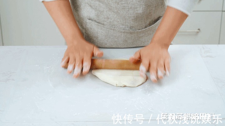 温开水|1个香蕉，1碗芝士，绵软拉丝的香蕉芝士饼就出炉啦