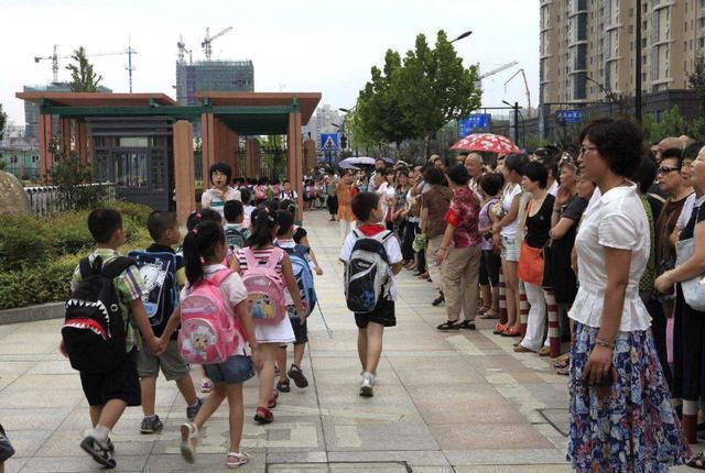 邋遢|妈妈穿“露肩装”逛街,直男儿子为她操碎了心,暖心举动笑翻网友