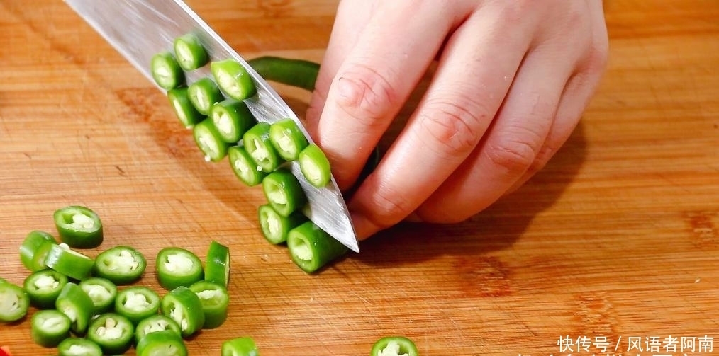 酸菜|用酸菜煮鸭血,鸭血煮的时间越长越好吃,一点不腥,鲜香嫩滑