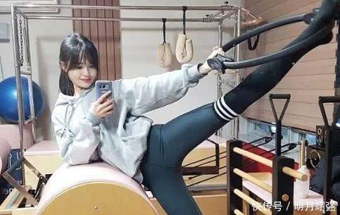 瑜伽|健身辣妈肤若凝脂，体态优美，被称为“少女妈”