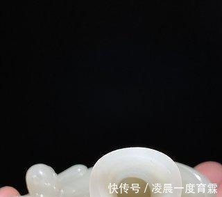 和田玉!清中期 和田玉籽料 白玉雕 持莲童子 包袱瓶