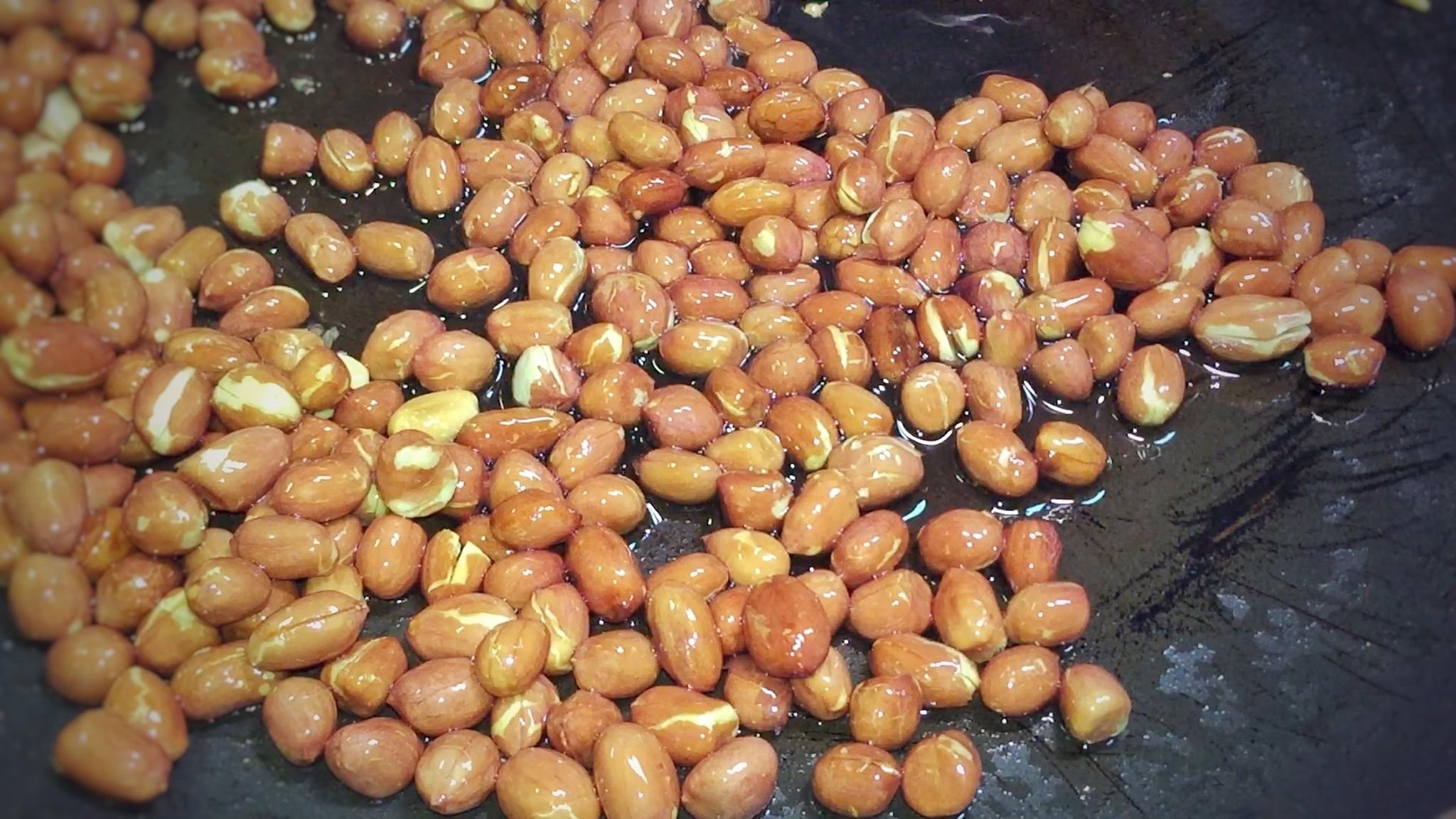 油炸花生米时出锅直接放盐是不对的多做一步酥脆爽口还不返潮