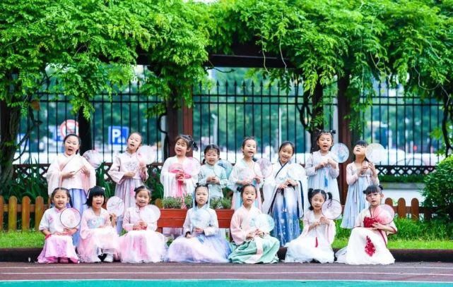 创意|恰同学少年！沪16区幼儿园、中小学创意毕业照来了