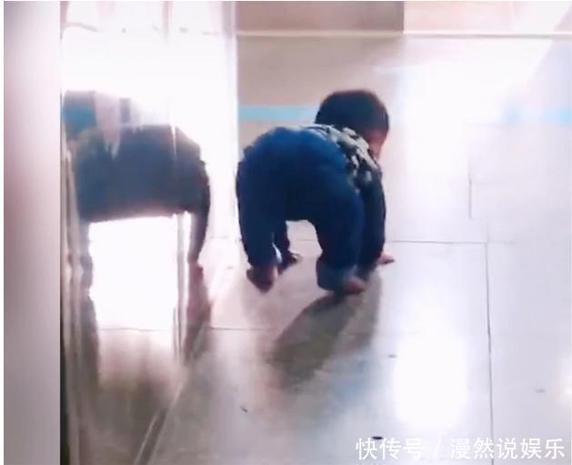 生病|妈妈生病做手术，宝宝独自坐在走廊上，接下来的画面泪目了！