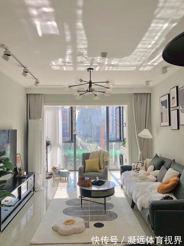 耐看|她家不吊顶,只走石膏线,墙面不造型,只刷乳胶漆,太简洁耐看了