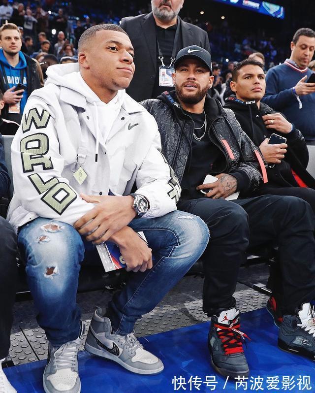 内马尔 姆巴佩上脚 Dior x AJ1!旁边的内马尔脚上也有狠鞋