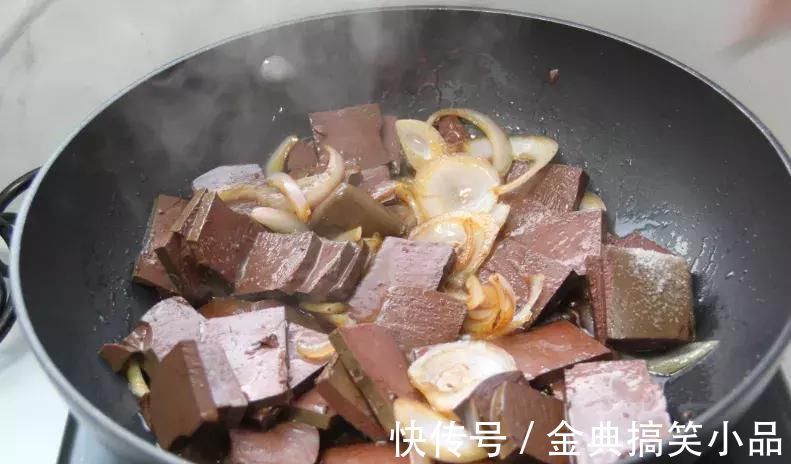 鸭血|洋葱和此物一起炒,每天炒一盘,气血足了,软化血管,血管通畅了