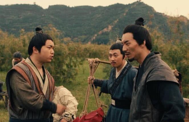 赏钱|水浒最单纯的坏人,为了10两银子赏钱找捕头打架,李逵都不如他