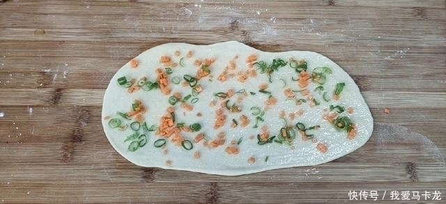 不加一滴水教你做松软咸香的花卷,制作简单,比外面买的好吃