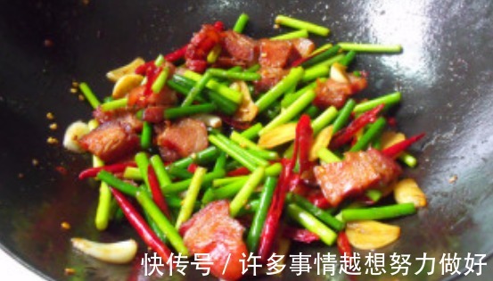 炒蒜苔时,切好了别直接炒!30年大厨教你一招,蒜苔青翠还入味儿