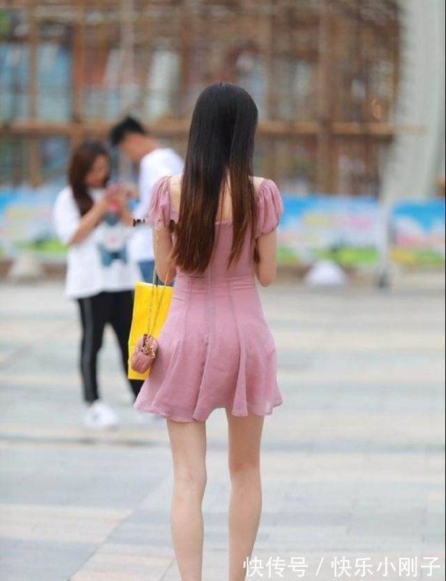 气质 气质小姐姐穿上粉色开领连衣裙,青春甜美,很有时尚气质