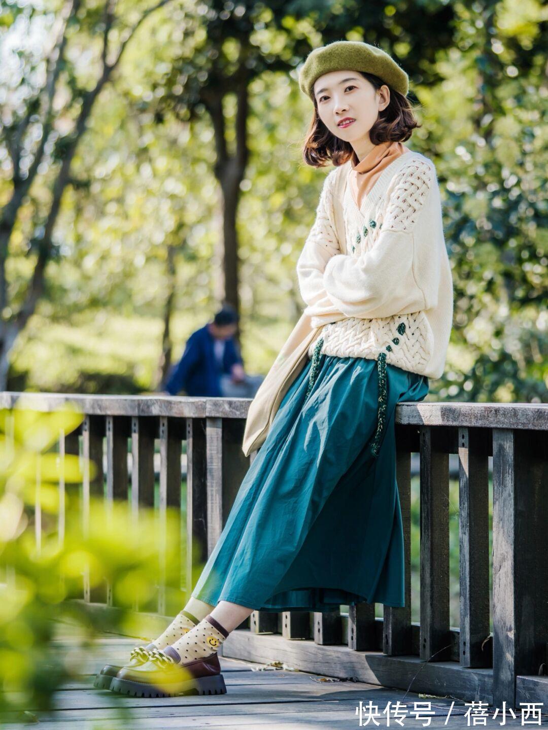 牛角扣|紧身裤过时了,这个冬季流行“毛衣+半身裙”,轻松穿出不俗气质