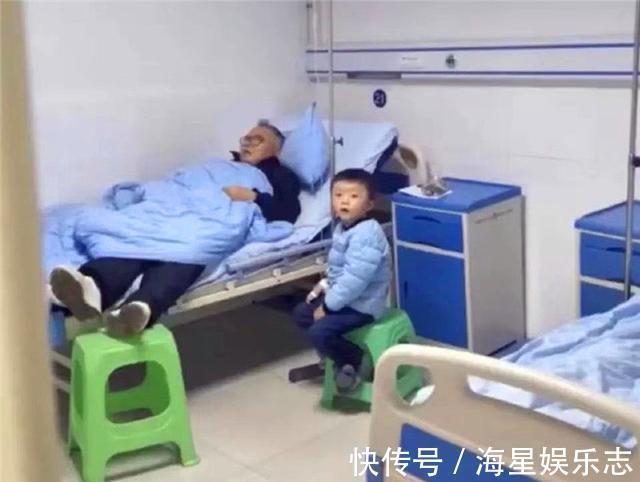 父母|孙子坐小板凳挂吊针,“隔代亲”的爷爷呼呼大睡,妈妈差点误会