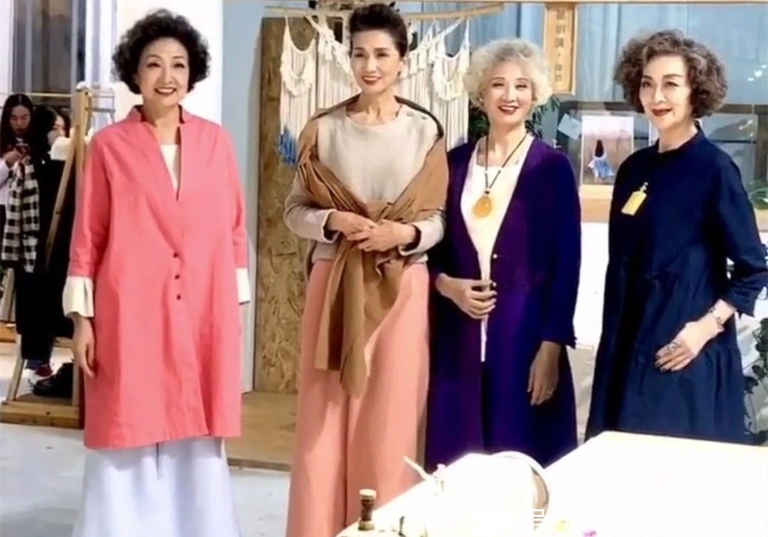 时尚|时尚奶奶走T台比模特还出彩,身材纤细高挑,日常穿衣优雅时髦