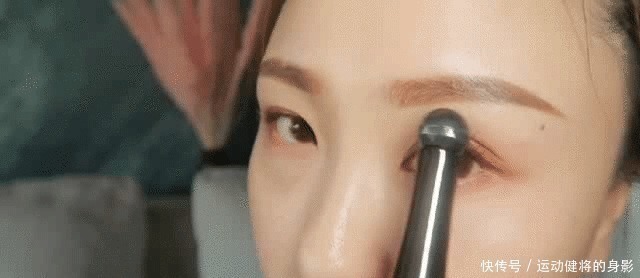 妆感|吉娜真是放开了!大方卸掉假睫毛,看到素颜真容,难怪妆感那么重