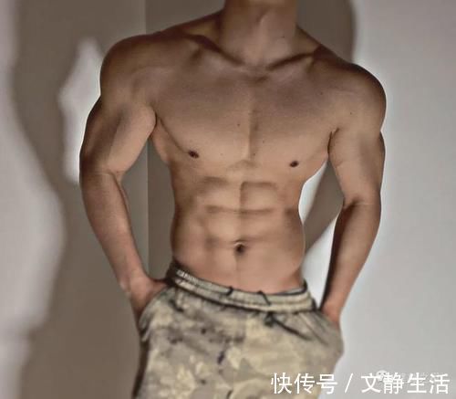 学生时代|22岁“小鲜肉”脱衣秀身材,白巧克力腹肌有点可!