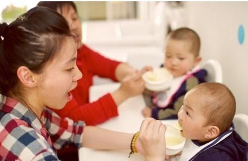 辅食|宝宝到了1岁就能吃大人饭?如果没达到3个标准,建议家长再等等