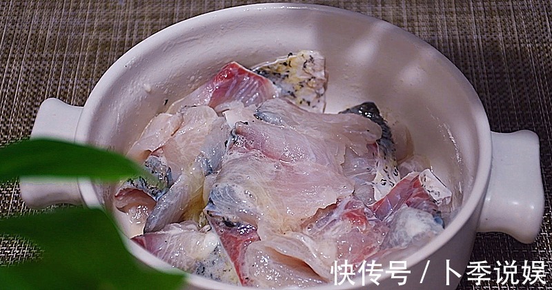 入味|做水煮鱼时，鱼片直接下锅是大错！多加1步，鱼肉更细嫩，更入味