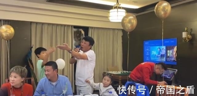 生日宴会|王楠43岁生日宴现场曝光，抱一双儿女亲热合影，老公献唱却受冷落