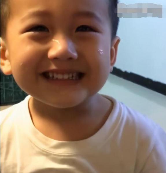 弟弟|姐弟俩打架，弟弟向妈妈告状，妈妈要惩罚姐姐，弟弟却哭着说不要