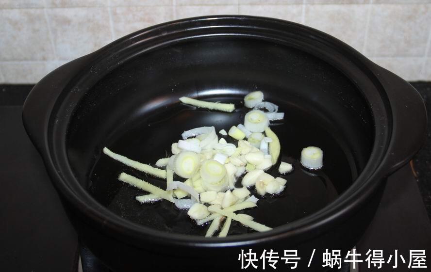 砂锅鱿鱼|口味丰富的砂锅鱿鱼，制作简单，香气四溢