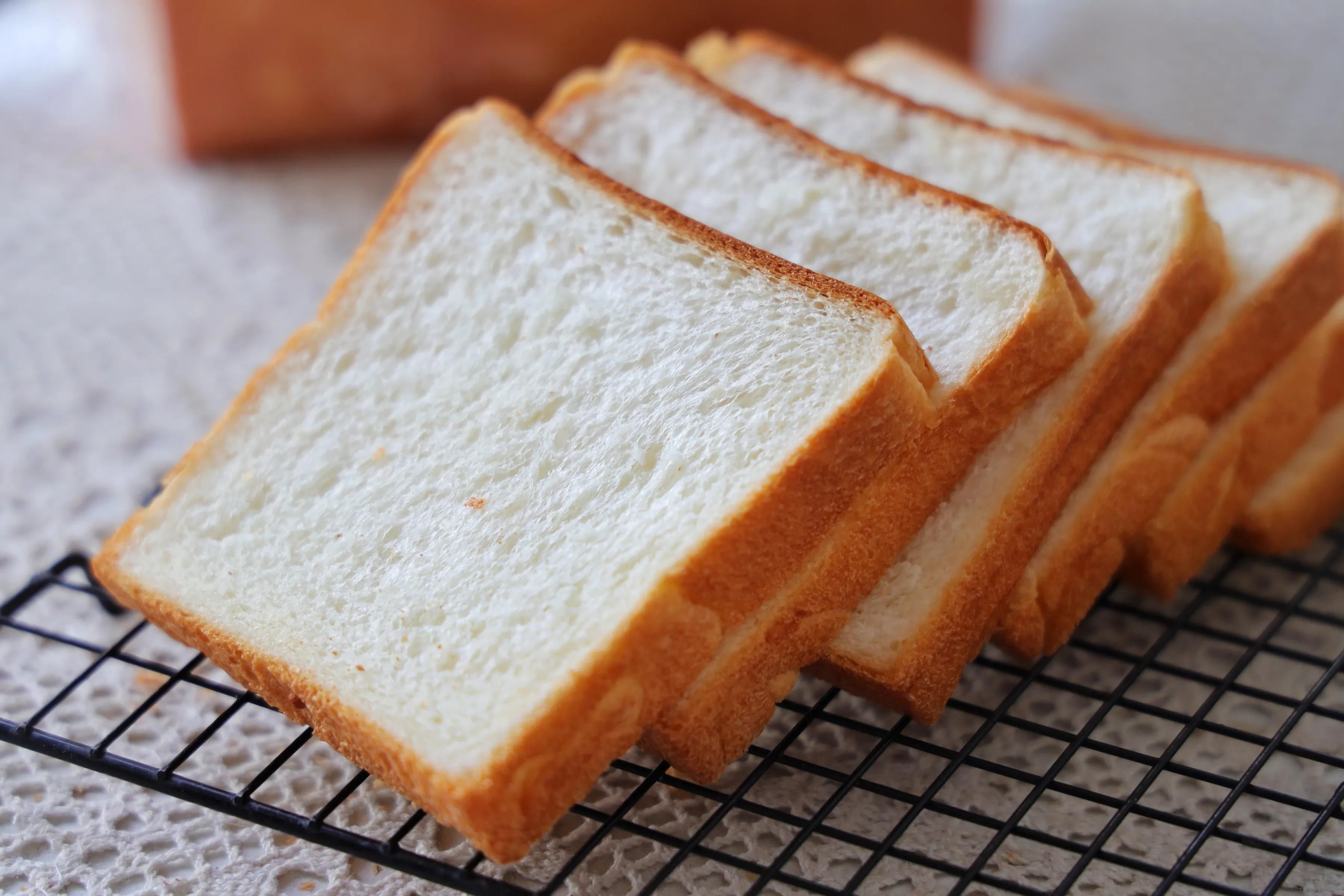 用了几年的吐司配方，棉花般的柔软，放3天都不会老化，早餐必备