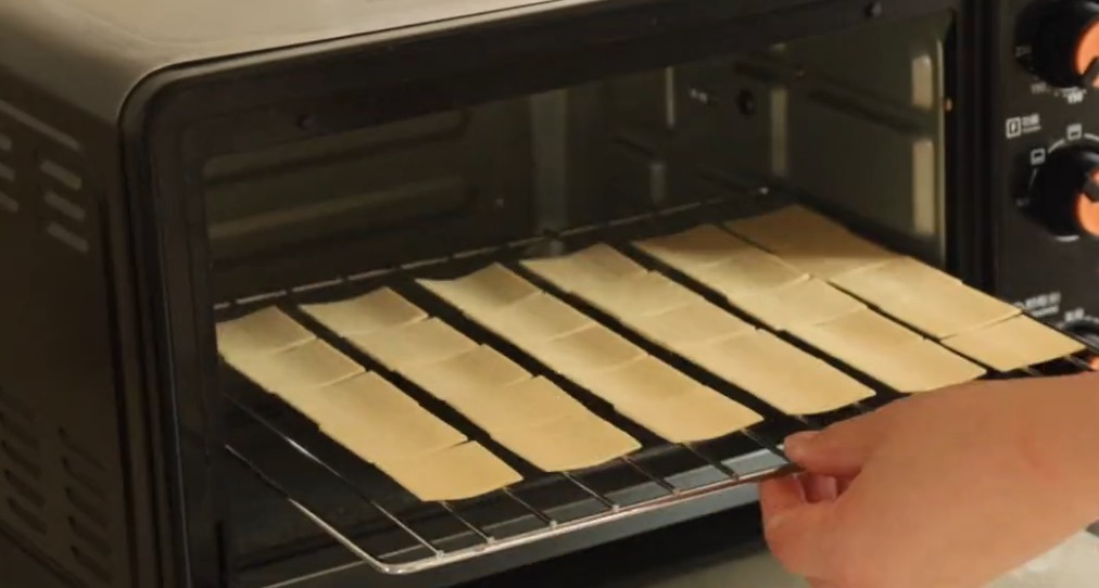 干豆腐又一个神奇的做法，只要放到盐水里泡一泡，个个鼓大泡