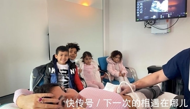 职业球员|后妈堪比亲妈!乔治娜挺孕肚现身球场助阵迷你罗,连C罗都羡慕了