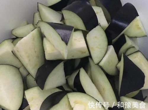入味|炒茄子，最忌先放油炒，学会这样处理，茄子绵软入味，不黑不油腻
