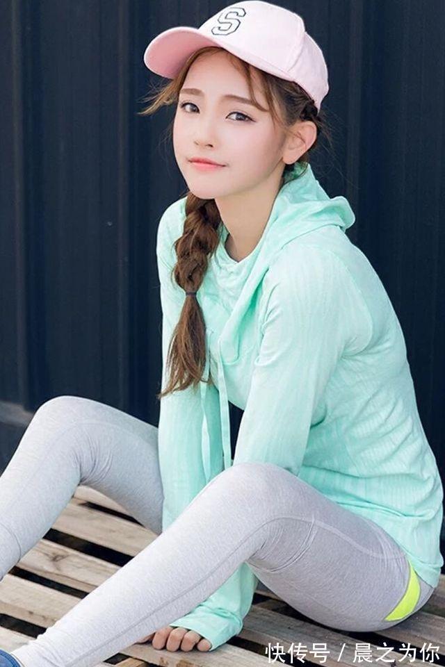 街头 -紧身打底裤美女,呈现出帅气的街头风格,走到哪里都是气质超群