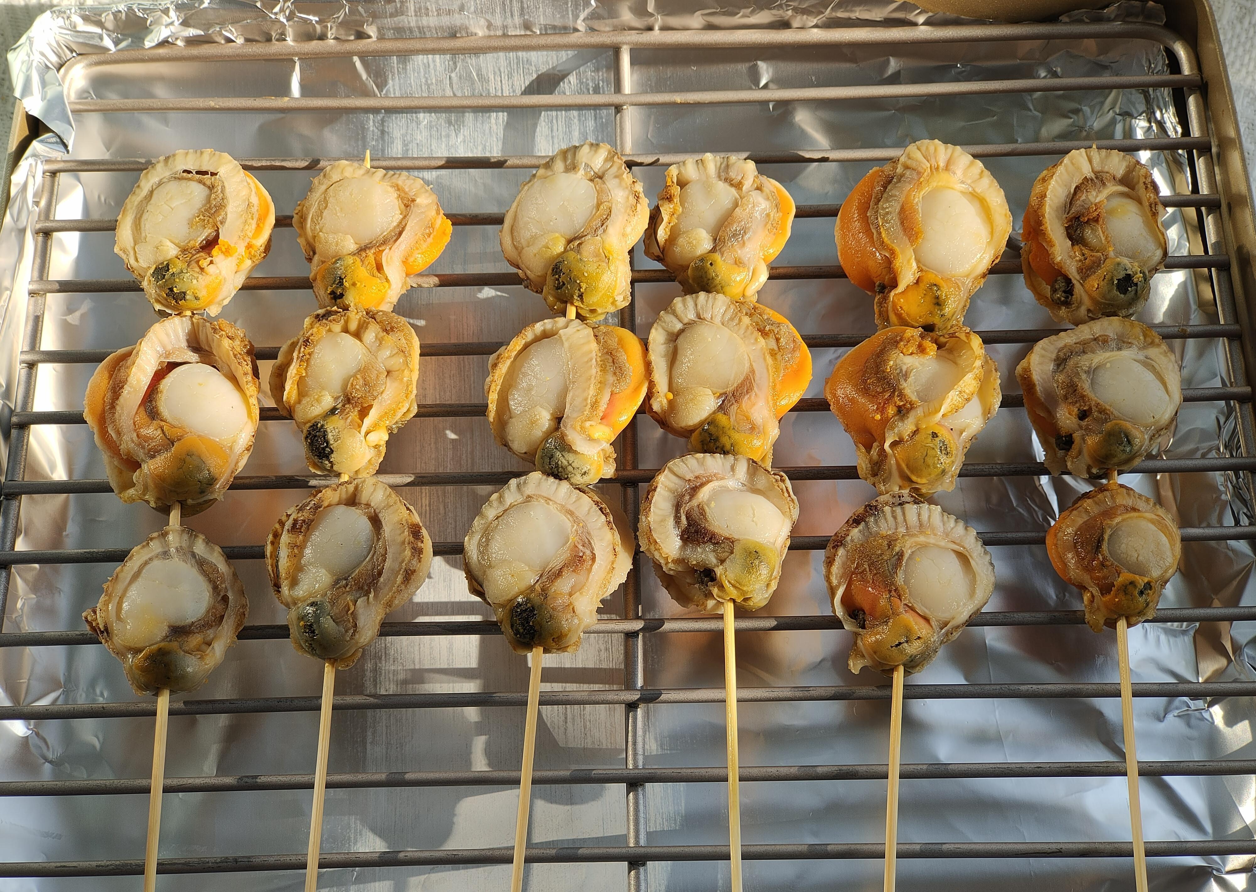 自己做烤扇贝串，鲜香十足，比外面的烧烤摊的还好吃