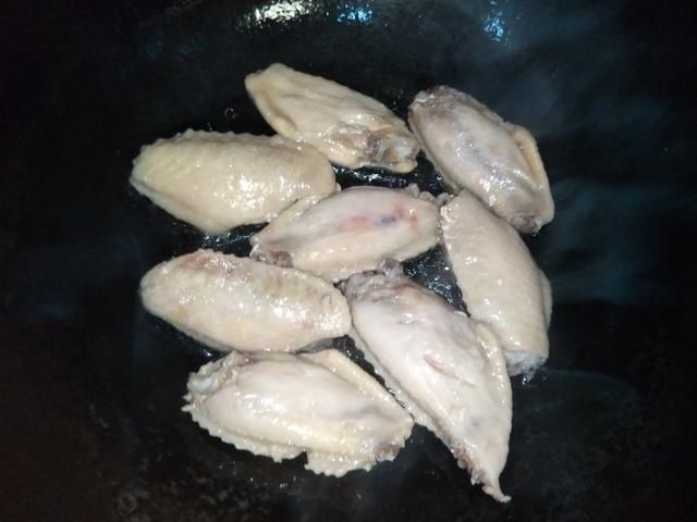 加糖|做可乐鸡翅时，到底要不要加糖？按这个好吃的做法，鸡翅香浓美味