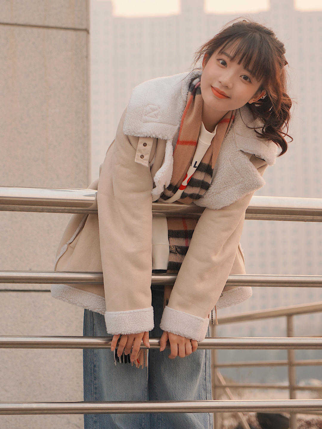 外套 羽绒服不流行了,今年更火的是“羊羔毛外套”,保暖舒适又百搭