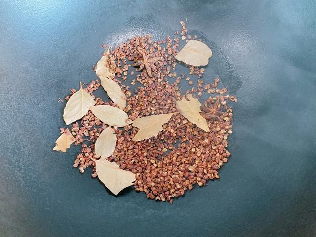 几十年的酱油肉配方,4个技巧,咸度适中,色泽红亮比腊肉更好吃