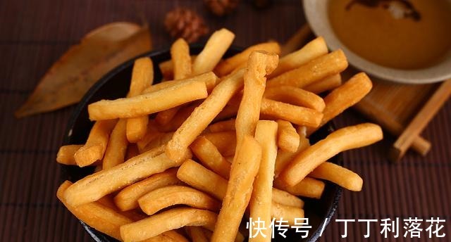 美食|糯米粉最好吃的做法,开水一煮,香甜酥脆,一次做一锅不够吃!