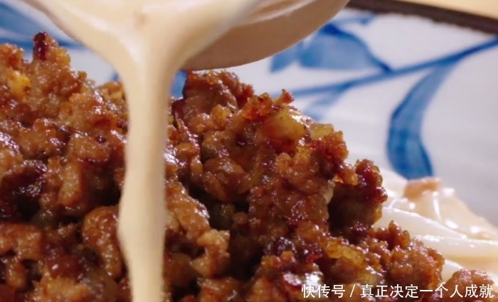 分享一款好吃的凉拌面,搭配两种美味酱料,鲜香解馋,家人都爱吃