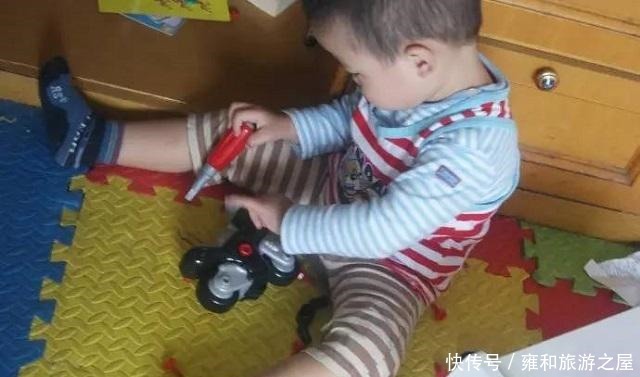 镜子|3岁萌娃自己动手推头发,看到镜子里的“新形象”时,直接被吓哭