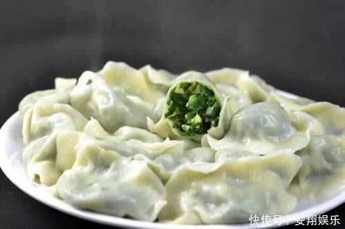 饺子|做韭菜饺子,直接拌馅是大错特错!多加这1步,韭菜翠绿不出水