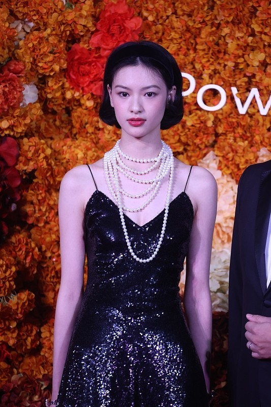 小黑裙 邱天真的“瘦得吓人”, 黑色吊带裙秀不出曲线感, 真的全靠颜值撑