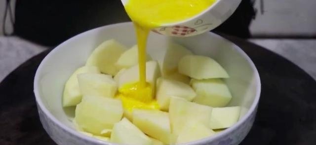 苹果加鸡蛋这么好吃,刚做好就被孩子们抢光了,香甜可口!