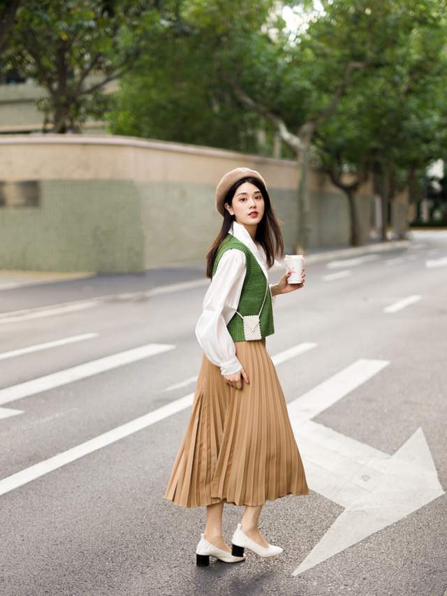 马甲|毛衣马甲背心穿搭指南,泡泡袖衬衫+牛仔裤,怎么看都显得很洋气