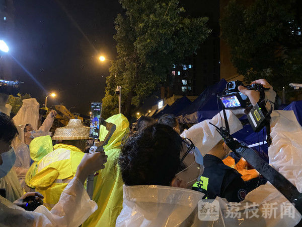 风险|直击上海唯一中风险小区解封！6岁女孩在雨中为志愿者唱起这首歌