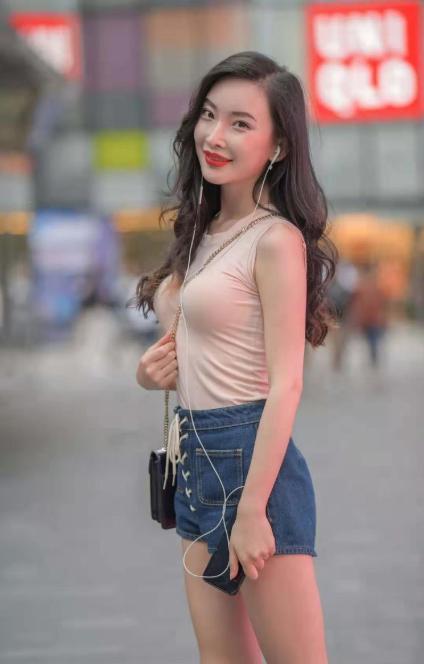 淡雅|浅粉无袖衬衣搭配深蓝色牛仔短裤,温柔又简洁,显淡雅气质