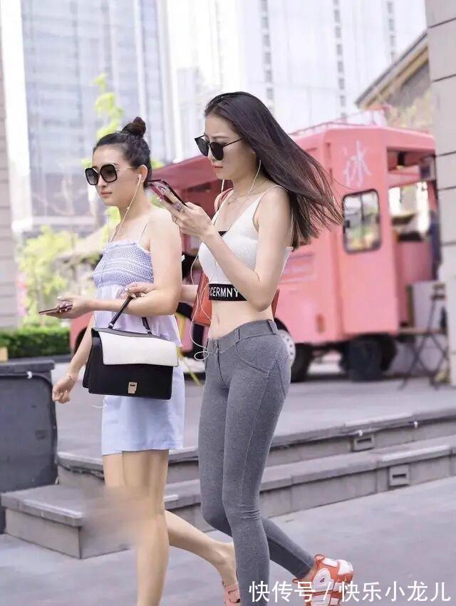 陈长生 中腰牛仔短裙搭一件牛仔吊带,露脐装这样搭配,长知识了