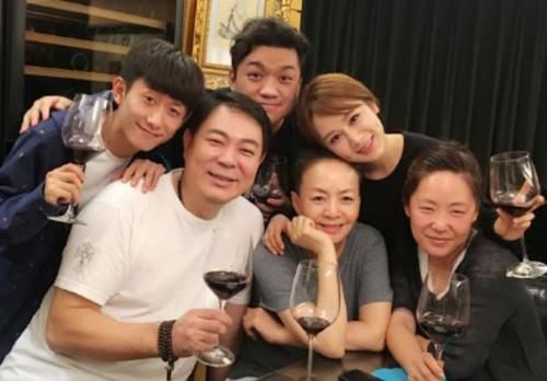 宋妈妈|萌探探探案路透，穿宫廷装造型华丽，杨紫迎来重要的人