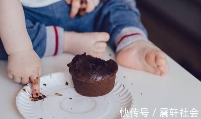 发育|这样吃宝宝只会越来越笨，影响宝宝脑部发育的五大饮食习惯